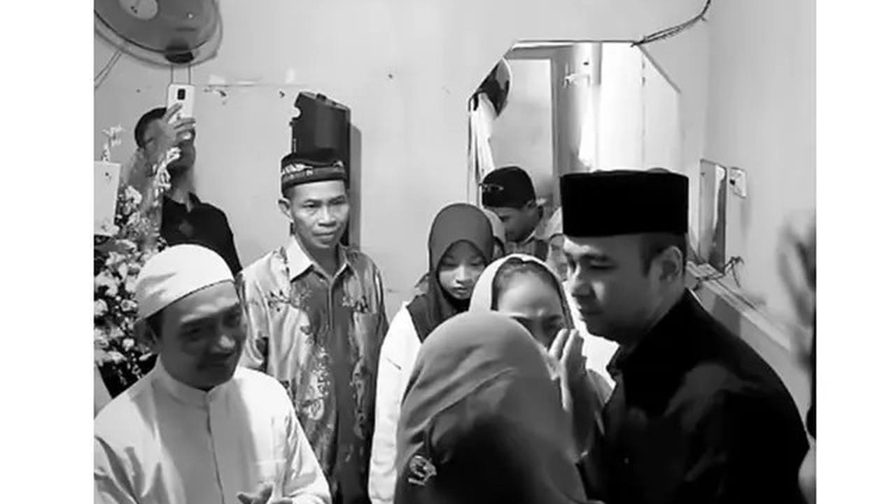 5 Potret Raffi Ahmad Kunjungi Rumah Duka Alm. Affan Kurniawan, Ditemani Amy Qanita