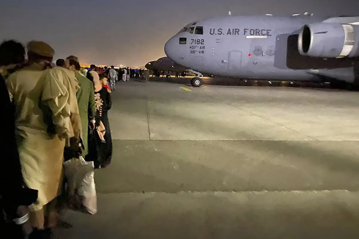 Antrean Warga Afghanistan untuk Kabur dengan Pesawat AS