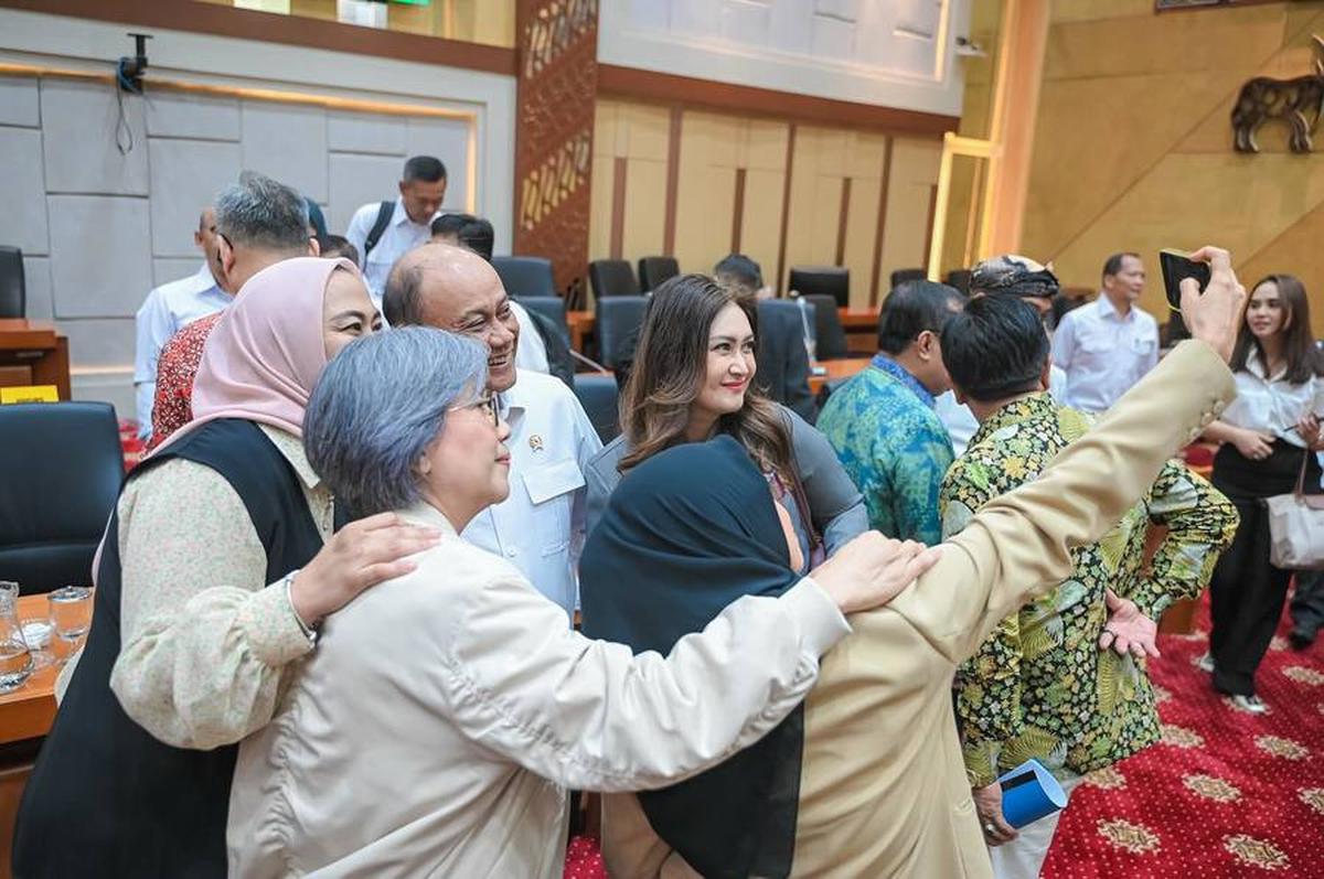 8 Potret Cantik Nafa Urbach Saat Rapat Bahas Makan Bergizi Gratis, Kayak Mau Syuting Film