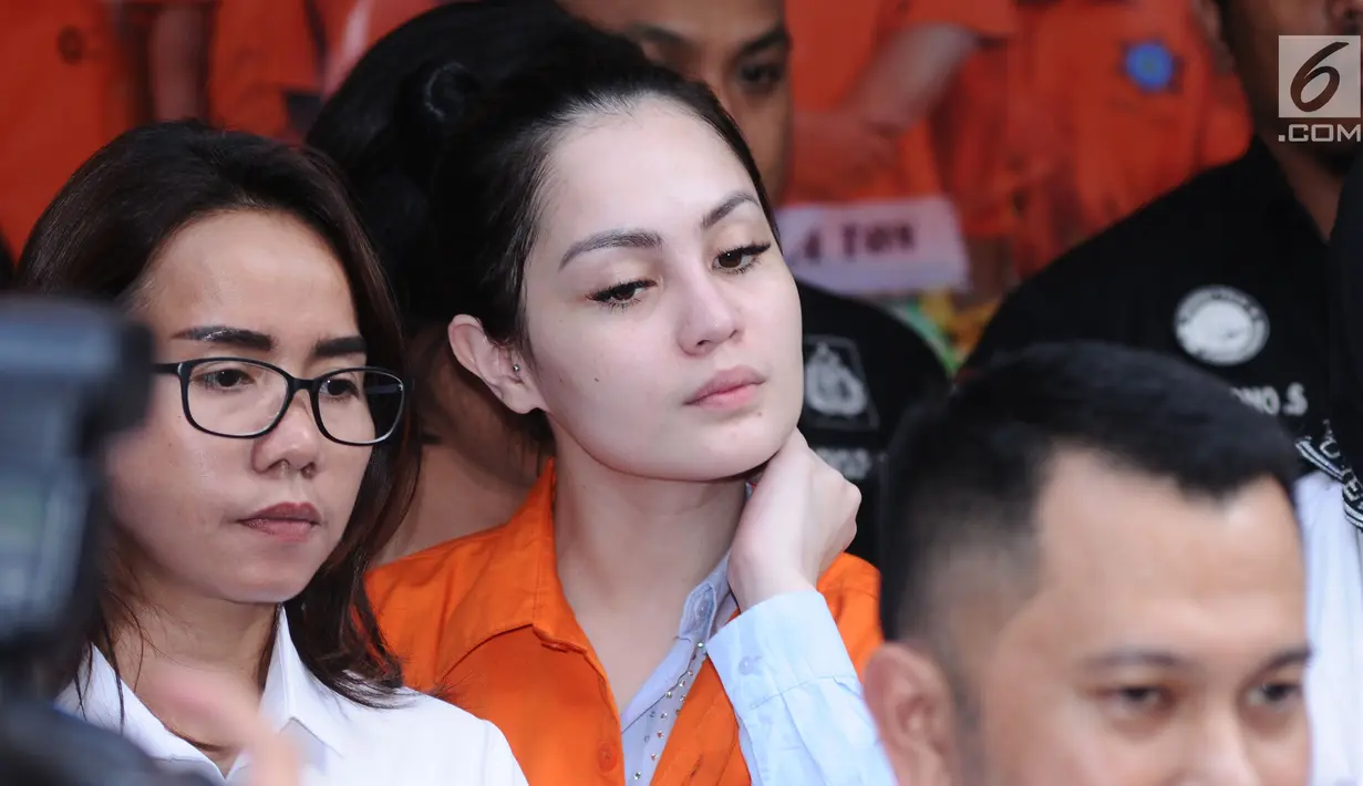 Artis peran dan model, Jennifer Dunn saat diperlihatkan usai ditangkap satuan Dirnarkoba Polda Metro Jaya, Jakarta, Selasa (2/1). Jennifer Dunn sebelumnya pernah juga tersandung kasus narkoba. (Liputan6.com/Helmi Fithriansyah)