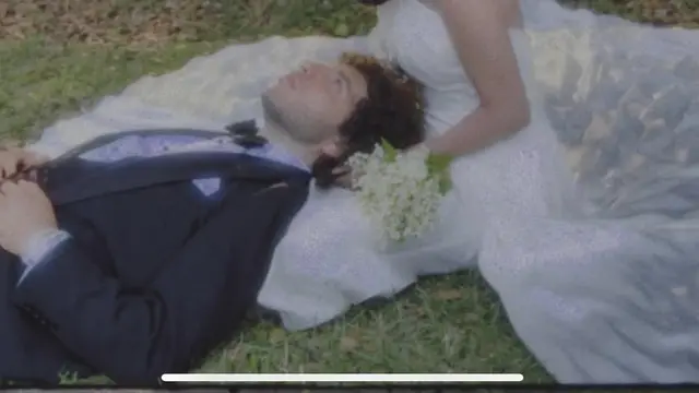 Selena Gomez Resmi Menikah dengan Benny Blanco, Tampil Anggun dalam Gaun Halter dengan Punggung Terbuka Ralph Lauren