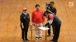 Ketua Kontingen Indonesia untuk Asian Games 2018, Komjen Pol Syafruddin (kanan) menandatangani nota integritas saat upacara pengukuhan di Istora Senayan, Jakarta, Minggu (5/8). Upacara dipimpin Menko PMK Puan Maharani. (Liputan6.com/Helmi Fithriansyah)