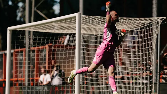 Maarten Paes setelah membawa Ajax mengalahkan Utrecht melalui drama adu penalti 4-3 (1-1) dalam laga playoff di Kras Stadion, Volendam, Minggu (24-5-2026) malam WIB. (Dok. ajax.nl)