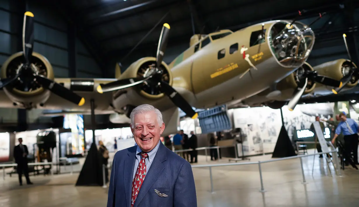 Putra pilot Memphis Belle, Robert K. Morgan Jr berjalan melewati Boeing B-17 Flying Fortress saat dipamerkan di Museum Nasional Angkatan Udara AS, Dayton, Ohio, Rabu (16/5). (AP Photo/John Minchillo)