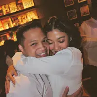 Melalui akun instagramnya, Naysila Mirdad membagikan momen memeluk sang pacar, Arfito Hutagalung. Berikut beberapa potret perayaan ulang tahun pacar anak Lydia Kandou dan Jamar Mirdad ini. [Instagram/naymirdad]