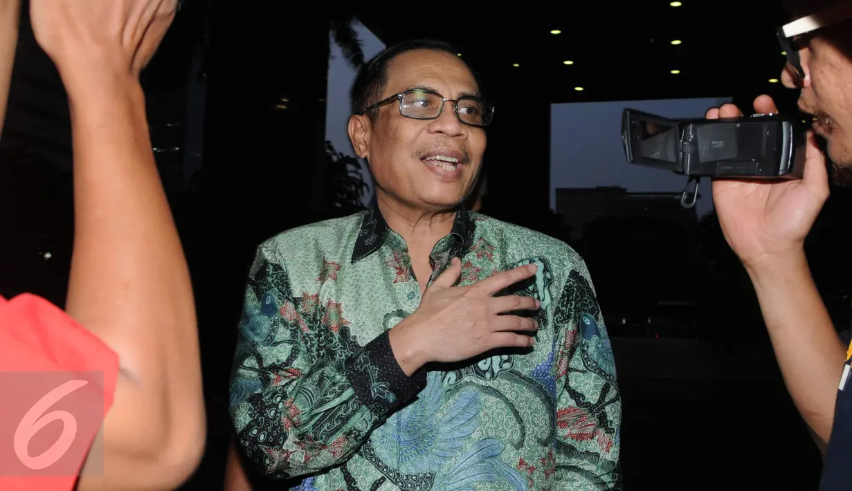 Mantan Dirjen Kependudukan dan Catatan Sipil (Dukcapil) Kemendagri, Irman menjawab pertanyaan wartawan usai menjalani pemeriksaan di Gedung KPK, Jakarta, Kamis (10/11). (Liputan6.com/Helmi Afandi)
