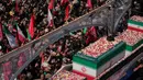 Para pelayat mengelilingi sebuah truk yang membawa peti mati mendiang Pemimpin Tertinggi Iran Ayatollah Ali Khamenei dan anggota keluarganya selama prosesi pemakaman di Teheran, Iran, Senin, 6 Juli 2026. (AP Photo/Vahid Salemi)