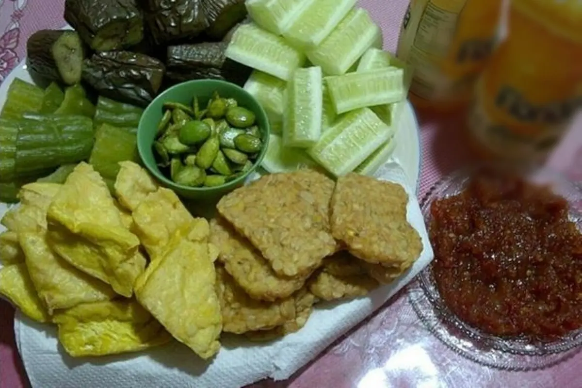 Kenapa Orang Sunda Suka Makan Lalap? Ini Alasannya!