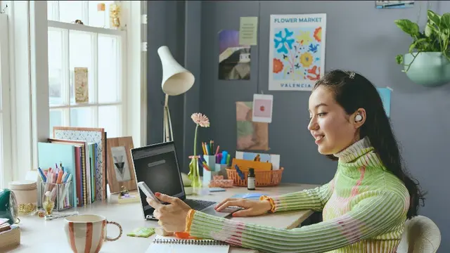 Menikmati musik dengan earbud WF-C510