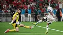 Kiper Timnas Indonesia, Maarten Paes, berusaha menghalau bola tendangan Pemain Arab Saudi, Saleem Al Dawsari, pada laga Grup B putaran keempat Kualifikasi Piala Dunia 2026 Zona Asia di King Abdullah Sports City Stadium, Jeddah, pada Kamis (9/10/2025) dini hari WIB. (AP Photo)