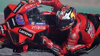 Pembalap Ducati, Jack Miller pada sesi latihan bebas kedua MotoGP Doha, Sabtu (03/04/2021) dini hari WIB. (KARIM JAAFAR / AFP)