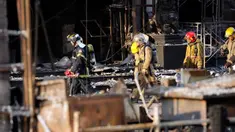 Pakar penyelamat Kamboja dan Thailand berjalan melalui reruntuhan bangunan untuk operasi pencarian di lokasi kebakaran besar kasino hotel Kamboja di Poipet, Kamboja, Jumat (30/12/2022). Korban tewas akibat kebakaran kasino hotel di Kamboja bertambah menjadi 19 orang. (AP Photo/Heng Sinith)