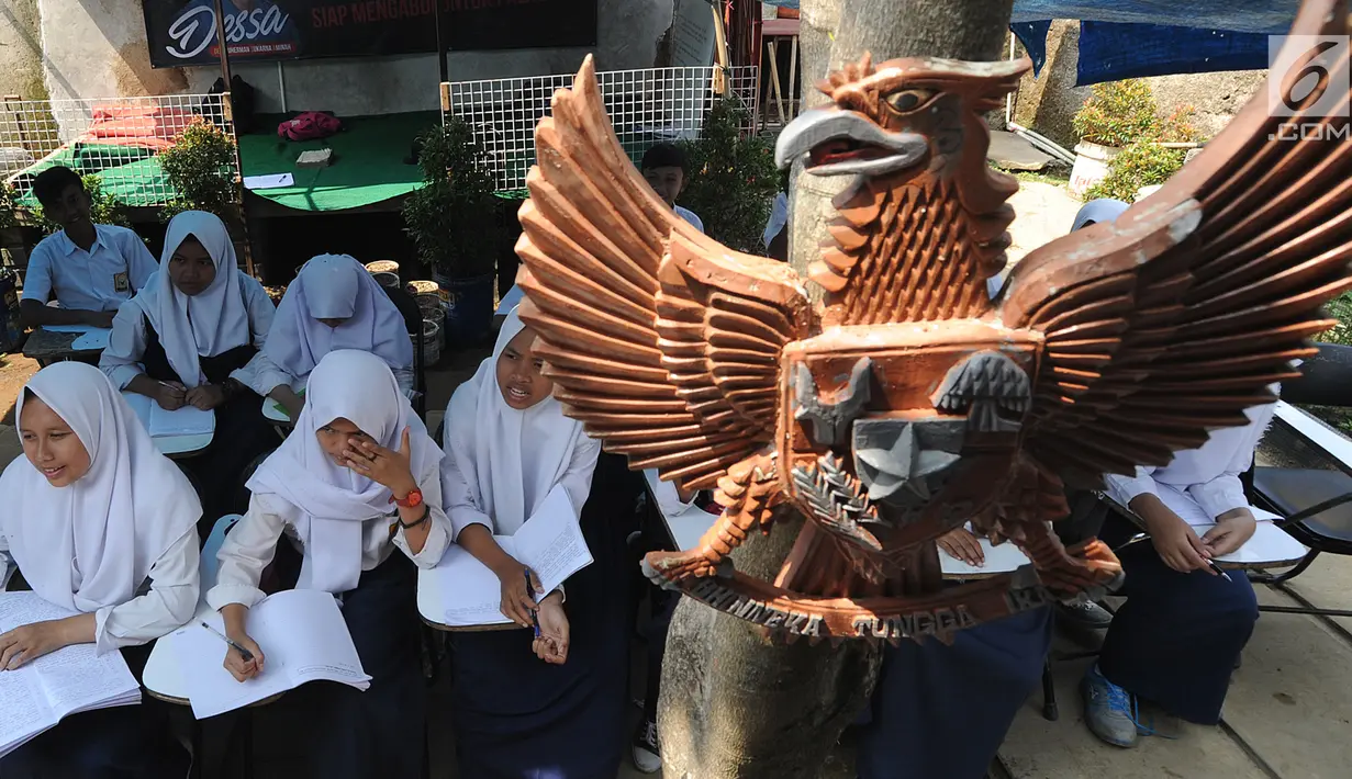 Siswa kelas 8 SMP 1 Cijeruk Terbuka belajar di halaman rumah warga di Kampung Cijeruk RT 002/005, Desa Palasari, Kabupaten Bogor, Jawa Barat, Senin (2/9/2019). Sebanyak 65 siswa kelas 7,8 dan 9 SMP Terbuka belajar sudah lebih dari sepekan belajar di tempat ini. (merdeka.com/Arie Basuki)