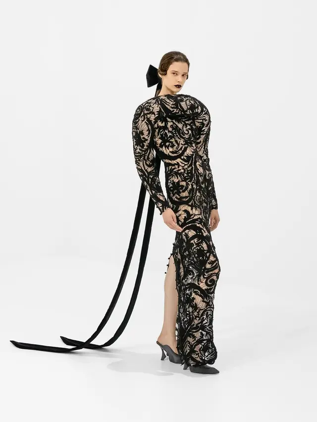 Tren Beauty Paris Haute Couture Week 2026, dari Hepburn Bangs hingga Lace Lips yang Artistik