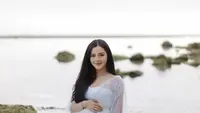 Bella Bonita memilih pantai di Bali sebagai lokasi maternity shoot-nya kali ini. Tentunya penampilan sang bumil jadi sorotan utama. [@bellabonita]