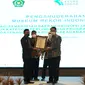Direktur Operasional MURI, Yusuf Ngadri menyerahkan penghargaan kepada Gubernur Jawa Barat Ridwan Kamil dan Direktur Kepesertaan BPJS Ketenagakerjaan (BPJAMSOSTEK) Zainudin di Bandung, Senin (30/8).