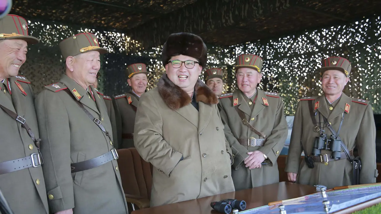 20160326-Disaksikan Langsung Kim Jong-un, Militer Korut Pamer Kekuatan Senjata