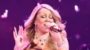 Mariah Carey pun tampil seksi menggoda saat membawakan lagu All I Want For Christmas Is You pada Desember 2016 lalu. (GREGORY PACE/REX/SHUTTERSTOCK)
