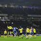 Para pemain bersaing memperebutkan bola pada pertandingan sepak bola Liga Inggris antara Brighton and Hove Albion melawan Chelsea di American Express Community Stadium, Brighton, Inggris, 18 Januari 2022. Pertandingan berakhir 1-1. (Glyn KIRK/AFP)