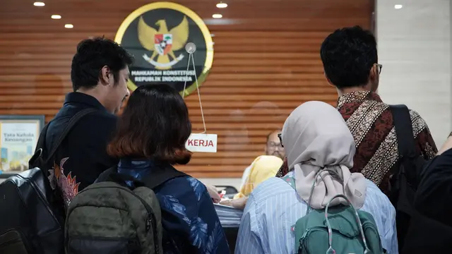 Koalisi Masyarakat Sipil yang terdiri dari YLBHI, Imparsial, dan KontraS melakukan uji materi terhadap UU TNI ke MK