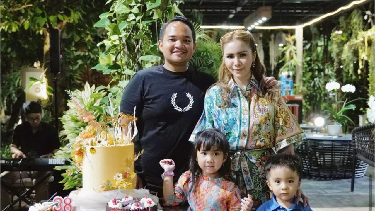 Hadiah Mewah Suami Momo Geisha, Lapangan Futsal Berlisensi FIFA yang Viral Lagi