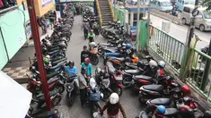 Suasana parkiran Blok G Tanah Abang, Jakarta, Jumat (27/4). Tempat itu akan dijadikan lokasi relokasi sementara bagi pedagang Blok G. (Liputan6.com/Arya Manggala)