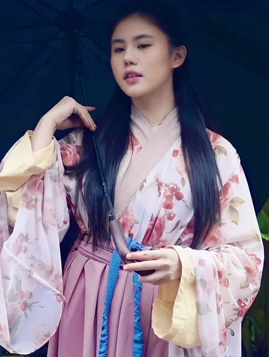 Bukan kali pertama terjun dalam dunia akting, meski kini namanya sudah mulai populer sebelumnya Zoe pernah ikut dalam syuting serial horor berjudul Mereka yang Tak Terlihat the Series. Bukan tidak mungkin nantinya Zoe akan terjun ke dunia layar lebar setelah mendapat kesempatan seperti ini. (Liputan6.com/IG/@zoe_levana)