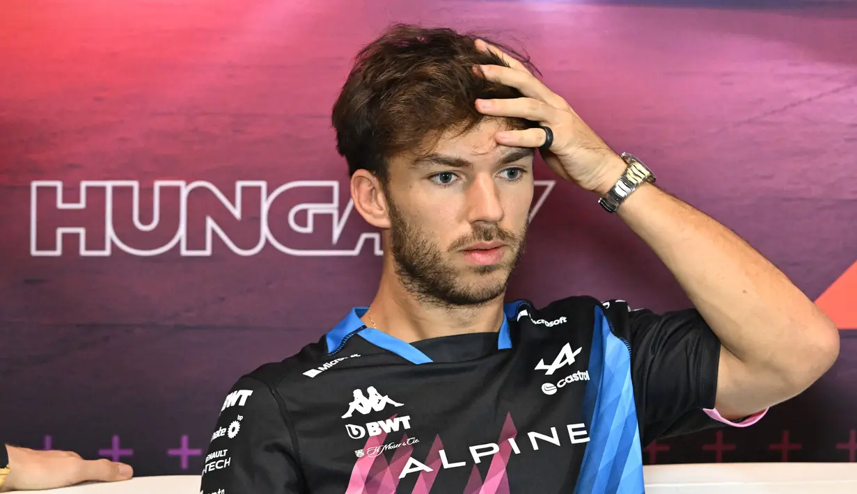 Pembalap Alpine asal Prancis, Pierre Gasly bereaksi dalam konferensi pers di lintasan balap Hungaroring, Mogyorod, dekat Budapest, 18 Juli 2024. (ATTILA KISBENEDEK/AFP)
