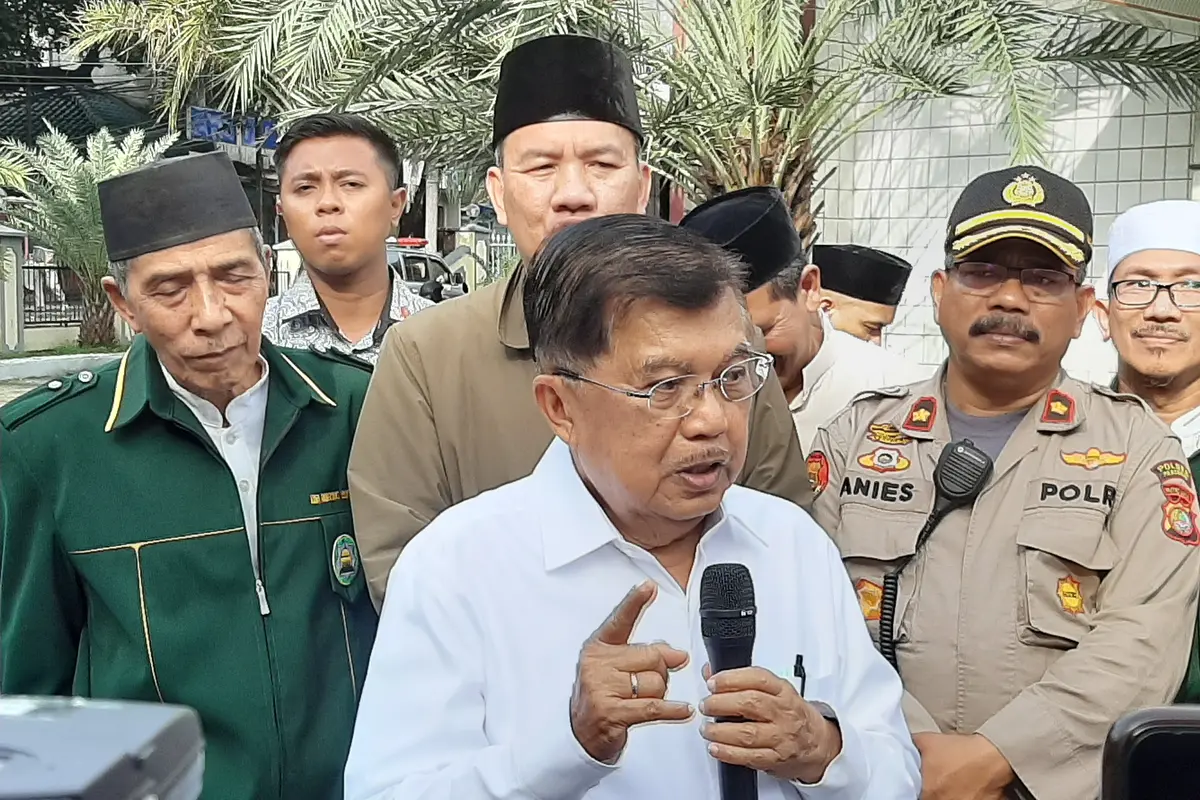 Ketua Umum Pimpinan Pusat Dewan Masjid Indonesia (DMI) Jusuf Kalla menganjurkan jemaah yang hendak menunaikan salat di masjid membawa sajadah.