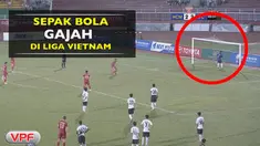 Berita video sepak bola gajah seperti Mursyid Effendi yang terjadi di Liga Vietnam antara Ho Chi Minh City melawan Long An, Minggu (19/2).