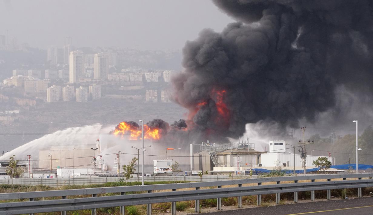 Kebakaran Besar Landa Kilang Minyak di Israel - Foto ...