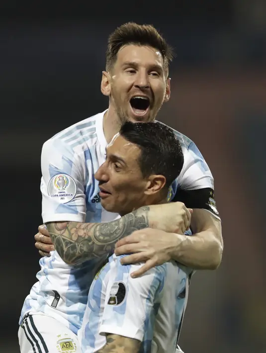 Kapten timnas Argentina, Lionel Messi (kanan) bersama Angel Di Maria merayakan gol ke gawang Ekuador pada perempat final Copa America 2021 di Stadion Olimpico Pedro Ludovico, Brasil, Minggu (4/7/2021) pagi WIB. Argentina sukses mengalahkan Ekuador dengan skor 3-0 (AP Photo/Andre Penner)