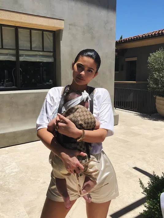 Terlihat Kylie menggendong Stormi dengan rambut yang dikuncir biasa dan celana pendek. (instagram/kyliejenner)