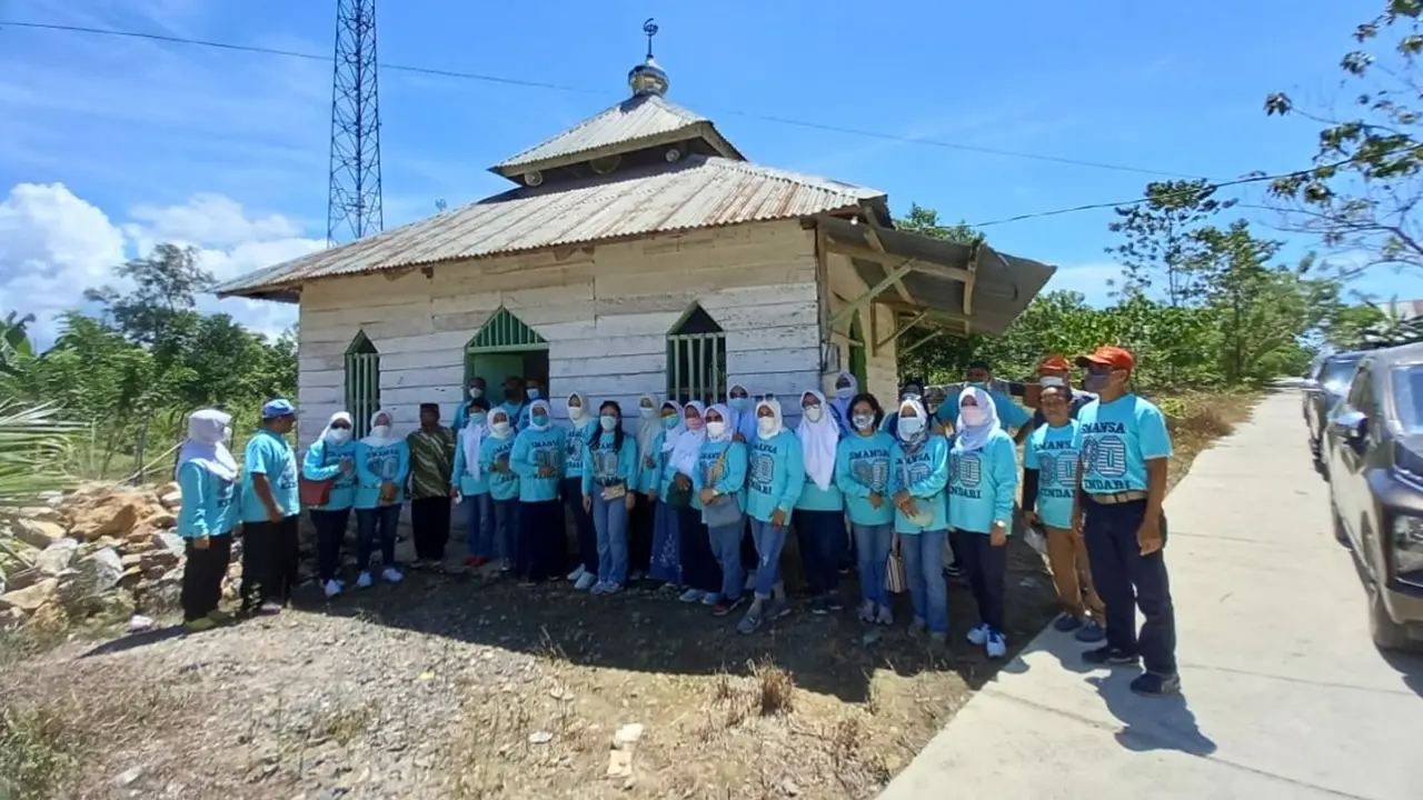 Bakti sosial alumni Smansa Kota Kendari angkatan tahun 1990, saat menggelar kegiatan amal di Kota Kendari.(Liputan6.com/Ahmad Akbar Fua)