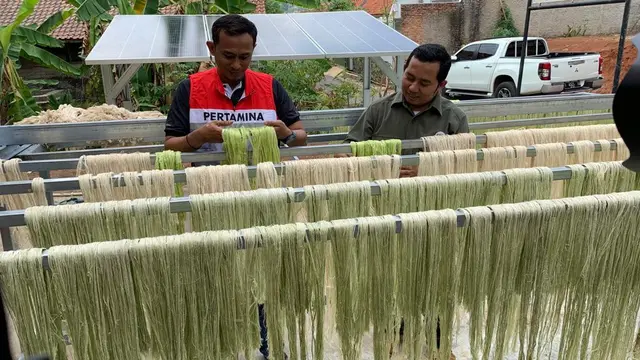 Proses produksi serat daun nanas di Desa Cikadu Kecamatan Cijambe Kabupaten Subang Provinsi Jawa Barat. (Deon/Liputan6.com)