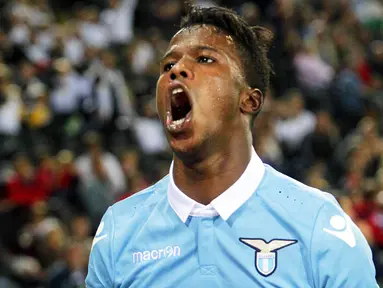 Striker Lazio, Balde Diao Keita, melakukan selebrasi usai mencetak gol ke gawang Udinese pada laga lanjutan Serie A di Stadion Friuli (1/10/2016). Keita menjadi pemain yang diperebutkan AC Milan dan Juventus. (EPA/Stefano Lancia)