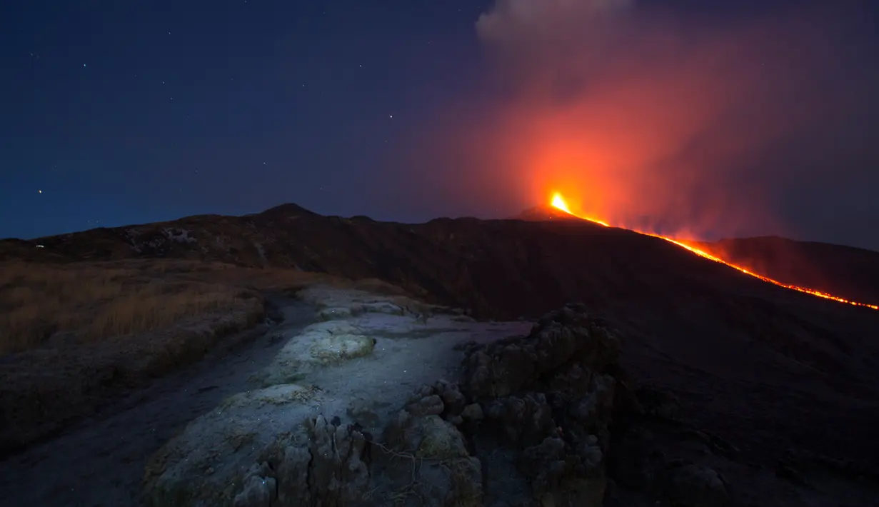 Gunung Etna mengeluarkan lava panas saat meletus di pulau selatan Sisilia, Italia, Senin (7/12). Gunung berapi tertinggi di Eropa tersebut kembali memuntahkan abu vulkanik setelah dua tahun tidak ada aktivitas. (REUTERS/Antonio Parrinello)