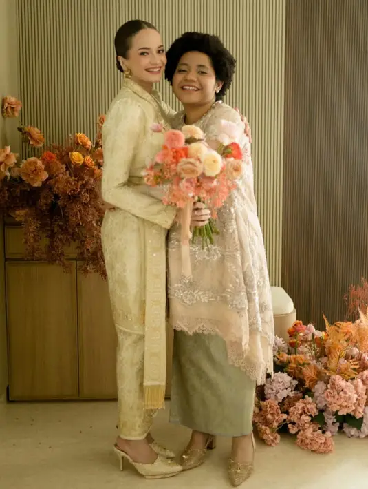 Kebaya tersebut kemudian dipadukan dengan kain overslag dari songket Aceh.  [Foto: IG/fadlan_indonesia].