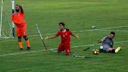 Warga Palestina yang diamputasi bermain bola di stadion Kota Gaza, Selasa (27/8/2019). Turnamen lokal tersebut diadakan pertama kali bagi orang-orang Palestina yang kehilangan anggota tubuhnya akibat tembakan Israel di Jalur Gaza. (AP Photo/Hatem Moussa)