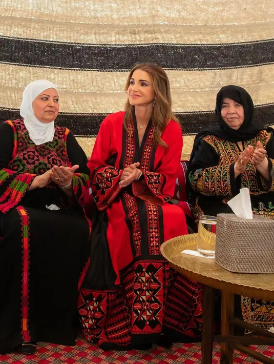 Baju tradisional Pakistan yang didominasi warna merah dan hitam menjadi pattern sulamannya (Foto: Instagram @queenrania)