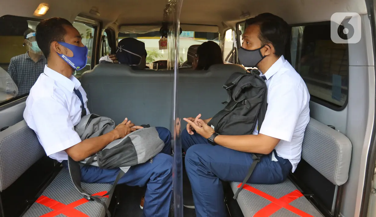 Simulasi dalam kendaraan di Sekolah Nasional Satu (Nassa School), Bekasi, Rabu (24/6/2020). Menuju kenormalan baru, Nassa School memberlakukan protokol kesehatan COVID-19 dengan membatasi jumlah siswa serta penggunaan teknologi ultraviolet untuk membersihkan kelas. (Liputan6.com/Herman Zakharia)