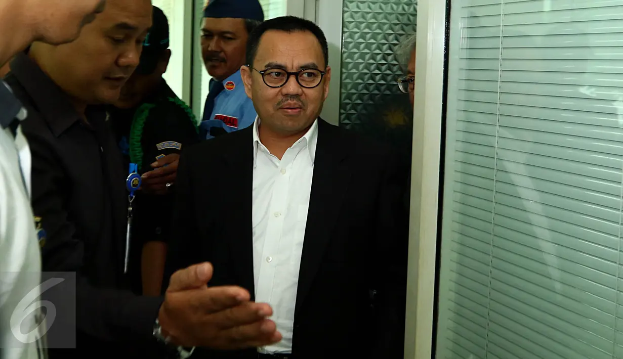 Menteri ESDM Sudirman Said usai melakukan pertemuan dengan Majelis Kehormatan Dewan (MKD) DPR RI di Komplek Parlemen, Jakarta, (16/11/2015). Kedatangannya untuk melaporkan dugaan pelanggaran etik seorang anggota DPR. (Liputan6/JohanTallo)