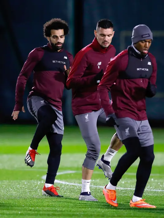 Penyerang Liverpool Mohamed Salah (kiri) bersama rekan-rekan setimnya berlatih jelang menghadapi Napoli pada matchday keenam Grup C Liga Champions di Melwood Training Ground, Liverpool, Inggris, Senin (10/12). (Martin Rickett/PA via AP)