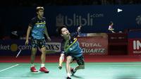 Ganda putra Indonesia, Marcus Gideon / Kevin Sanjaya, mengembalikan kok saat melawan Ou Xuan Yi / Zhang Nan pada Indonesia Open 2019 di Istora Senayan, Jumat (19/7). Marcus / Kevin menang 21-12 dan 21-16. (Bola.com/Yoppy Renato)