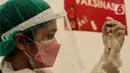 Petugas kesehatan menyiapkan vaksin covid-19 untuk penerima vaksinasi di Gudang Darurat Nasional Palang Merah Indonesia, Jakarta, Kamis (15/7/2021). Vaksinasi yang menargetkan seribu peserta per hari diselenggarakan hingga 17 Juli 2021. (Liputan6.com/Johan Tallo)
