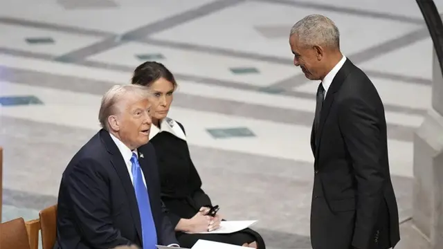 Donald Trump dan Melania Trump menyaksikan kedatangan mantan Amerika Serikat Presiden Barack Obama sebelum upacara pemakaman kenegaraan Jimmy Carter di Katedral Nasional Washington, Kamis, (9/1/2025).