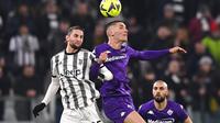 Gelandang Juventus, Adrien Rabiot, berduel dengan Nikola Milenkovic dari Fiorentina, dalam laga Serie A Liga Italia di Allianz Stadium, Turin, Senin (13/2/2023) dini hari WIB. (Fabio Ferrari/LaPresse via AP)