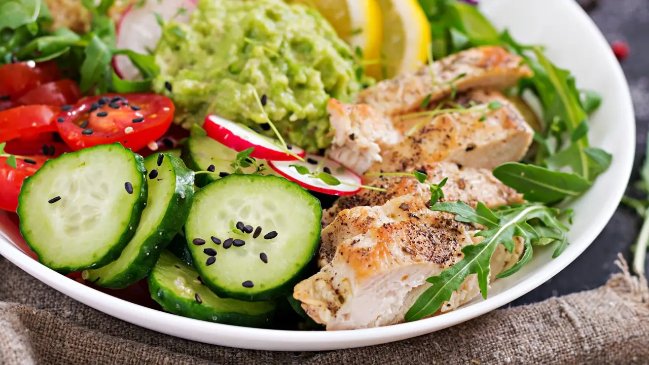 Menu Sehat Anti Ribet, Salad Ayam Quinoa yang Lezat dan Mengenyangkan