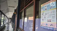 Petugas sekolah menyemprotkan disinfektan di koridor usai Pembelajaran Tatap Muka (PTM) 100 persen di SMP Negeri 9 Depok, Cipayung, Senin (24/1/2022). Penyemprotan disinfektan juga dilakukan guna mengantisipasi penyebaran Covid-19 varian Omicron yang terus meningkat. (merdeka.com/Iqbal S Nugroho)