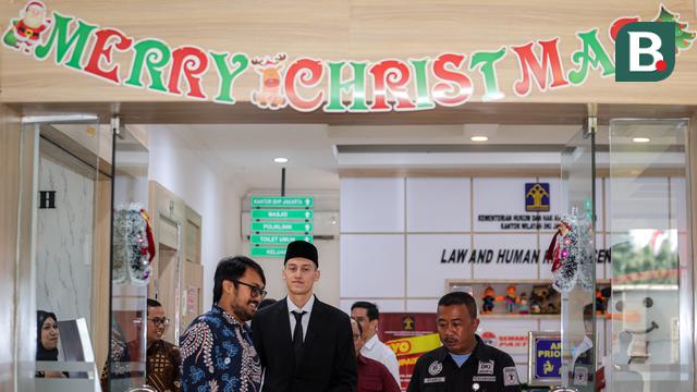 Foto: Momen Jay Idzes Resmi Jadi Warga Negara Indonesia, Bawa Sang Kekasih saat Pengambilan Sumpah